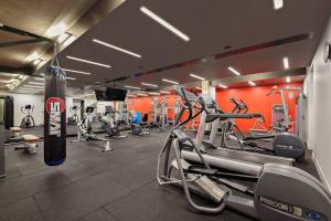 een fitnessruimte met een bokszak en een bokszak bij Nice in New Acton - 2bd 2bth Apt in Canberra