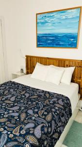 マラガにあるCentro Malagaの壁に絵画が描かれたベッドルームのベッド1台