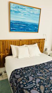 マラガにあるCentro Malagaのベッドルーム1室(壁に絵画が描かれたベッド1台付)