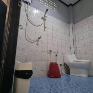 y baño con aseo y ducha. en Lanta msd bungalow en Phra Ae beach
