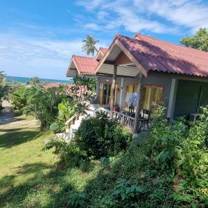 Phra Ae beach的住宿－Lanta msd bungalow，海景小房子