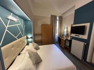 Una cama o camas en una habitación de Albergo Pesce D'oro 37 fotos más