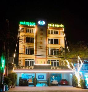 een gebouw met 's nachts een bord erop bij Thảo Nguyên Hotel in Vinh
