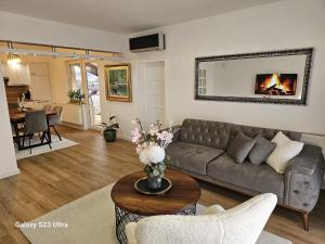 een woonkamer met een bank en een tafel bij Apartment City View in Bihać