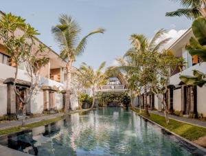Πισίνα στο ή κοντά στο Sunrise Suite Seminyak by ARM Hospitality
