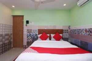 Tempat tidur dalam kamar di OYO Hotel Kunal