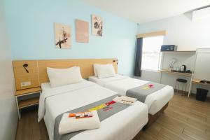 Rúm í herbergi á Front One Hotel Pasir Koja Bandung