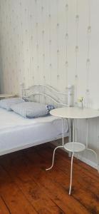 En eller flere senge i et værelse på Lossikambri külaliskorterid