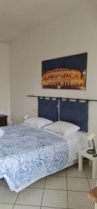 Bett mit blauem Kopfteil in einem Schlafzimmer in der Unterkunft House Verona In in Verona