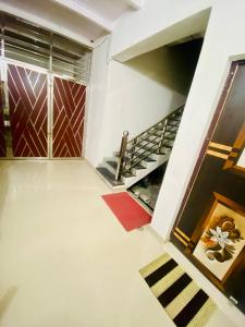 een lege kamer met een trap en een deur bij Nirupam Sadan HomeStay in Vrindāvan