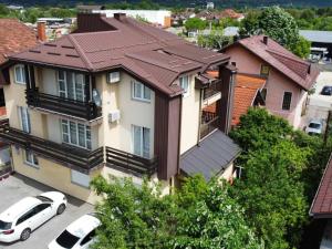 een huis met een auto ervoor geparkeerd bij Apartment City View in Bihać