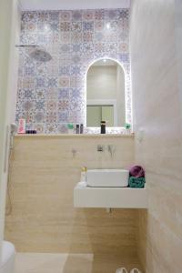 a bathroom with a sink and a mirror at Maison SOUAD in Mahdia