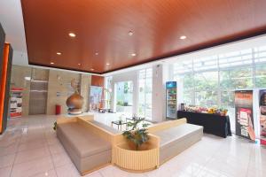 TV a/nebo společenská místnost v ubytování Front One Hotel Pasir Koja Bandung