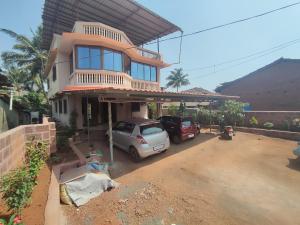 una casa con un coche aparcado delante de ella en Shri Krupa Homestay en Diveāgar