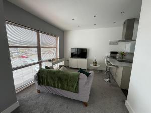 een woonkamer met een bank en een wastafel bij Harbourside Apartment - 1 Bed Apartment in Whitehaven
