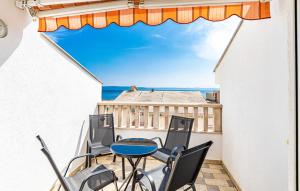d'un balcon avec des chaises et une table offrant une vue sur l'océan. dans l'établissement Apartments Lenko, à Makarska