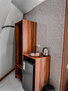 una cucina con un piccolo frigorifero in camera di RUM YANAL CAMP a Wadi Rum