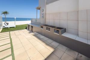 d'une terrasse avec vue sur la plage. dans l'établissement 804 Marbella - by Stay in Umhlanga, à Durban