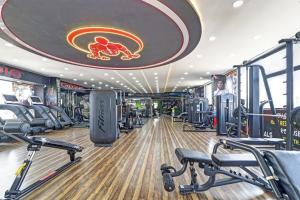 un gimnasio con cintas de correr y máquinas de ejercicio cardiovascular en Super Capital O Blooms Stay Inn Near Snow City, en Bangalore