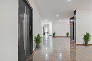 un pasillo vacío con macetas en un edificio en Super Capital O Blooms Stay Inn Near Snow City en Bangalore