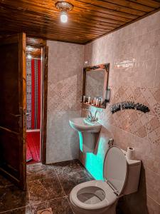 een badkamer met een toilet en een wastafel bij RUM YANAL CAMP in Wadi Rum