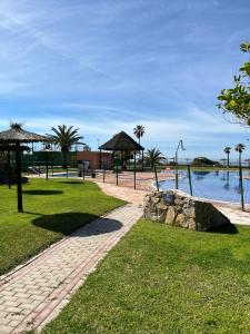 een loopbrug naast een waterlichaam bij Comodo apartamento en Bahia de la Plata in Zahara de los Atunes +11 foto's