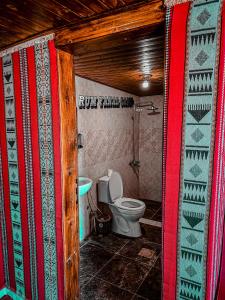 Koupelna v ubytování Rum Eden camp + 38 fotografií