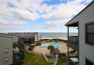 einem Luftblick auf ein Resort mit Pool und Meer in der Unterkunft Sun Catcher Oceanfront Pool Balcony in North Topsail Beach