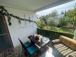 un patio con mesa y sofá en Villa Julia en Nea Michaniona