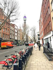 倫敦的住宿－Fitzroy Royale Apart- London，停在城市街道上的一排自行车