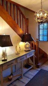 um quarto com uma secretária com um candeeiro e uma escada em La Gloriette des Eglantines em Saint-Gervais-la-Forêt