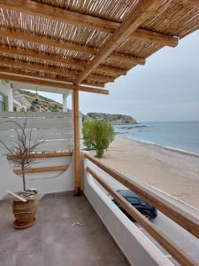 ein Balkon mit Blick auf den Strand in der Unterkunft Ammos stegna in Archangelos