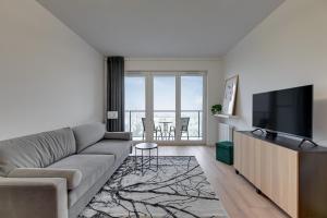 Televízia a/alebo spoločenská miestnosť v ubytovaní Baltea Park Seaside by Downtown Apartments