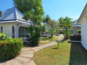 une maison avec un jardin planté de palmiers dans l'établissement Thiptara Resort, à Nathon Bay