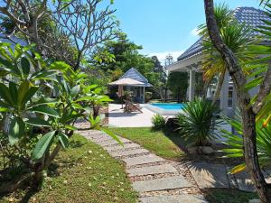 un jardin avec une maison et une piscine dans l'établissement Thiptara Resort, à Nathon Bay