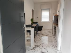 cocina y sala de estar con suelo de mármol en A Casa Mia 2.0, en Saronno