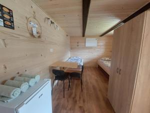 Habitación pequeña con mesa y cama en Glamping Laze, en Gorenja Vas