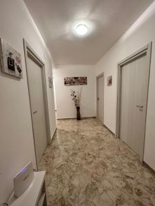 um corredor vazio com duas portas e um vaso de flores em Apartment Sant'Antonio em Bari
