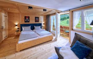 um quarto com uma cama e uma grande janela em Blumbauernhof em Gutach