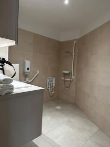 W łazience znajduje się prysznic i umywalka. w obiekcie Twenty Business Flats Lille - Bayard w Lille