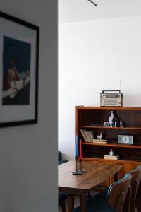 Stylish & Modern Apartment I Blueloft 48 في طشقند: طاولة غرفة الطعام عليها شمعة حمراء