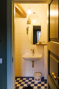 La salle de bains est pourvue d'un lavabo et d'un miroir. dans l'établissement Karja Accommodation, à Haapsalu