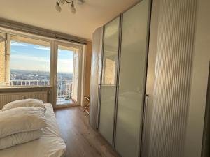1 dormitorio con cama y ventana grande en Luxe seaview appartment, en Blankenberge