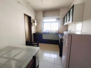 een kleine keuken met een wastafel en een koelkast bij Private room in Blueridge in Hinjewadi