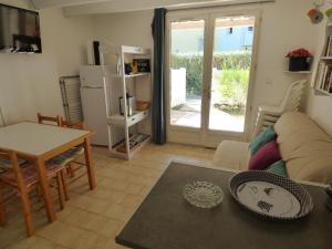 Televízia a/alebo spoločenská miestnosť v ubytovaní "Azur & Soleil 6" -Duplex en rez de jardin -Parking-Plage Richelieu à 400m
