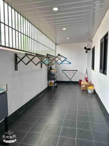 ein Zimmer mit einem Flur mit einer Treppe darin in der Unterkunft Royal Palace Homestay in Taiping