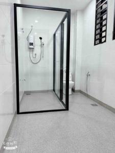 Royal Palace Homestay في تايبينغ: مرآة في الحمام مع دش ومرحاض