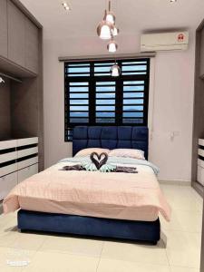 1 dormitorio con 1 cama con cabecero azul en Royal Palace Homestay, en Taiping