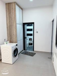 eine Waschmaschine in einem Zimmer mit Bad in der Unterkunft Royal Palace Homestay in Taiping