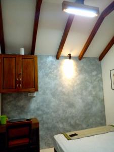 Cette chambre est dotée d'un mur bleu éclairé. dans l'établissement Fajar Home Stay Batukaras, à Batukaras
